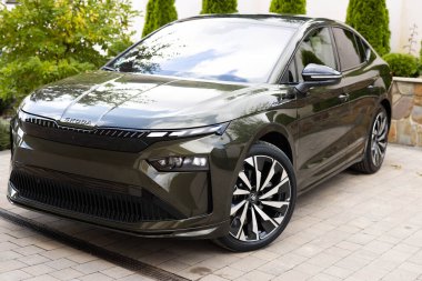 Lviv, Ukrayna - 15 Ekim 2025: Yeni 2025 Skoda Enyaq elektrikli araçları güneşli bir günde park halindeler. Skoda Enyaq dünyada en çok satan elektrikli araçlardan biridir. Skoda Enyaq elektrikli araba.