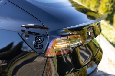 Hızlı şarj eden soket tip 2 kombinasyon elektrikli araba. DC - EV vagonunda tip 2 EV şarj edicisi. Elektrikli aracın 2. tip CCS prizi. Çevre dostu alternatif enerji yeşil çevre kavramı