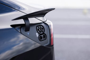 Hızlı şarj eden soket tip 2 kombinasyon elektrikli araba. Elektrikli aracın 2. tip CCS prizi. DC - EV vagonunda tip 2 EV şarj edicisi. Çevre dostu alternatif enerji yeşil çevre kavramı