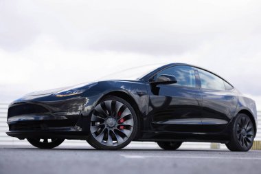 Lviv, Ukrayna - 16 Ekim 2025: Siyah Tesla Model 3 Performans ön tekerleği. Tesla şehre park etmiş. Tekerlekler, frenler, araba lastikleri. Tesla, Elon Musk 'a ait bir elektrikli otomobil şirketi.