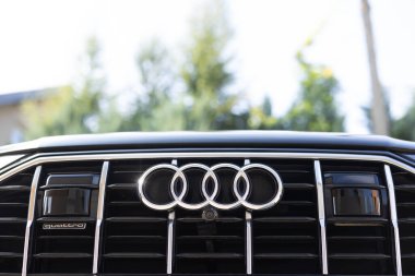 Lviv, Ukrayna - 10 Eylül 2025: dizel motorlu hibrit SUV, Audi Q7 e-tron araba, ön manzara. Audi AG lüks otomobiller üreten birinci sınıf bir Alman otomobil üreticisi.
