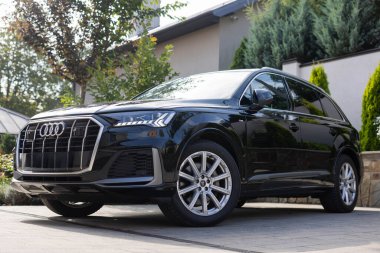 Lviv, Ukrayna - 10 Eylül 2025: hibrid SUV Car Audi e-tron Q7 quattro, çok çekişli araç, sürdürülebilir hareketlilik, otomotiv endüstrisinde gelişmiş teknoloji. Audi AG birinci sınıf bir Alman otomobili.