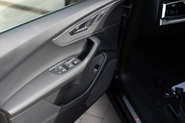 Şöför koltuğunun ayarları ve hafızası için kontrol düğmeleri, elektrikli cam açılması, yeni lüks elektrikli, dizel veya hibrit arabanın içindeki kapı kolu. Sürücü koltuğu ayarlama düğmeleri.