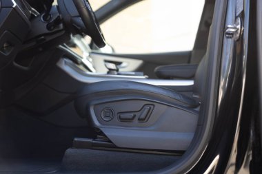 Sürücü koltuğu ayarlama düğmeleri. Koltukları ayarlamak için düğmeler. Arabanın içi. Mobilya Ayarlama Düğmesi Etkinleştirilmiş Güç Koltuğu Pahalı Siyah Deri.