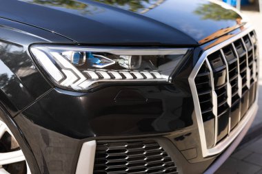 Modern lüks arabanın farları öndeydi. Enerji Verimli Uyarlamalı Lazer Farı, Araç Işıklandırmasının Geleceği için Modern Konsept. Arabanın farları. Çok güzel bir lazer ışığı..