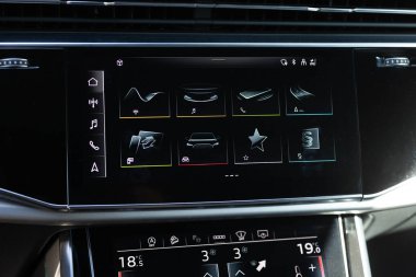 Dokunmatik ekranlı modern ve gelecekteki araba klima kontrol sistemi. Arabanın iç ayarlarıyla birlikte monitör. Akıllı elektrikli araç kavramı.