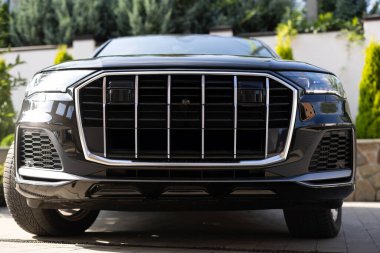 Uyarlanabilir seyir kontrol radarı ve 360 kameralı araba ızgarası. Otomobil sensörü için Lidar. Otomotiv teknolojisi kavramı. ADAS Gelişmiş Sürücü Yardım Sistemi. ACC Uyarlamalı Seyahat Kontrolü.