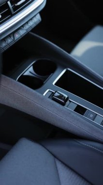 Elektrikli araba vites kutusu kontrolünün dikey videosu. Minimalist elektrikli araba konseptinin tasarım detayları. Otomatik vites ve vites kolunun detayları. Otomatik vites kolu ve vites kolu.