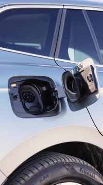 Yeni 2025 Skoda Enyaq 85 'in dikey videosu hızlı şarj soketi tip 2 elektrikli araba. Elektrikli aracın 2. tip CCS prizi. DC - tip 2 EV şarj konnektörü. Lviv, Ukrayna - 4 Mart 2026