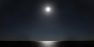 Gümüş ay ışığı parlıyor