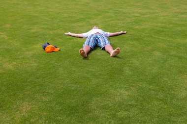 Adam bir çim üzerinde yalan