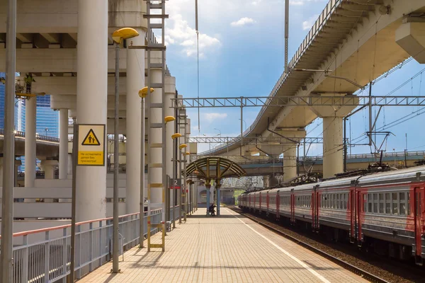 Järnväg plattform i Ryssland — Stockfoto