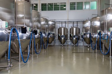 Bira fabrikasının manzarası. Bira ekipmanları. Bira tankları. Kapalı.