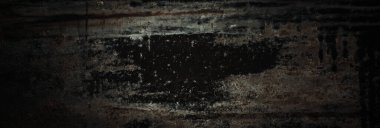 Eski siyah paslı, eski püskü metal yapısı.