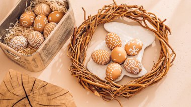 Tabakta paskalya yumurtası. Basit kırsal tatil kompozisyonu