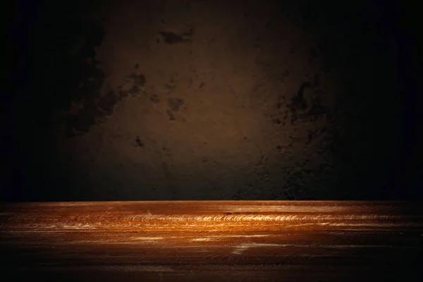 Ahşap tezgah ve ürün arkaplanı için koyu taş duvar