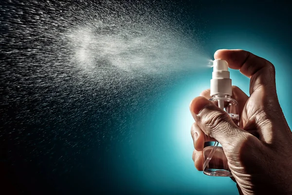 Elinde dezenfektan püskürtürken cep dezenfektanı var.