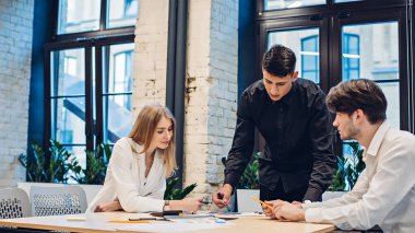 İş adamı ofisteki meslektaşlarına grafiğini gösteriyor