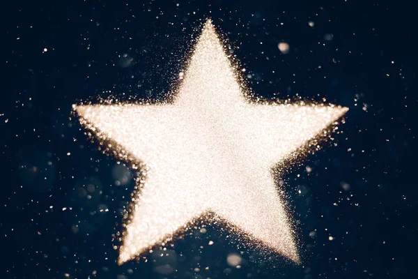 Koyu mavi gökyüzünde parlak bir yıldız. Desen arkaplan kopyalama alanı