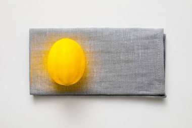 2021 'in yaratıcı konsepti. Sarı ışıklı limon gri keten peçetede