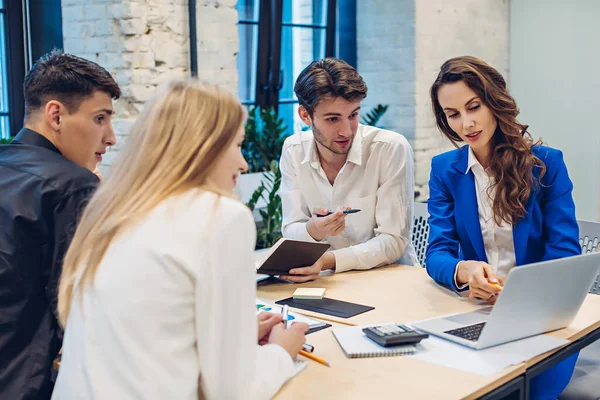 İş kadını meslektaşlarına dizüstü bilgisayarda gösteriyor