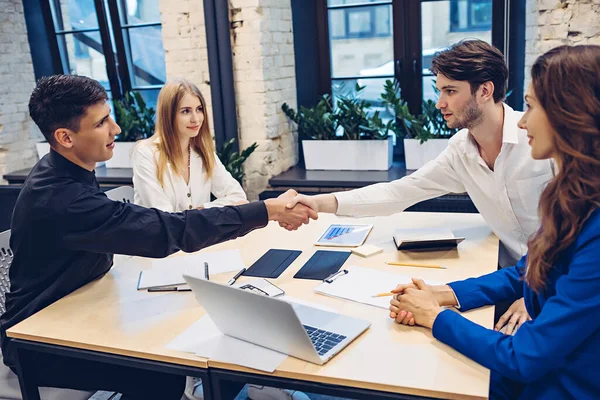 İş adamları ofiste el sıkışıyor