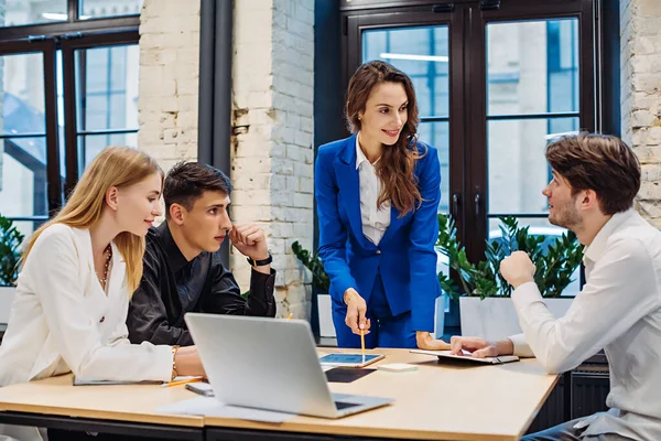 İş kadını, meslektaşlarına tablette grafiğini göster