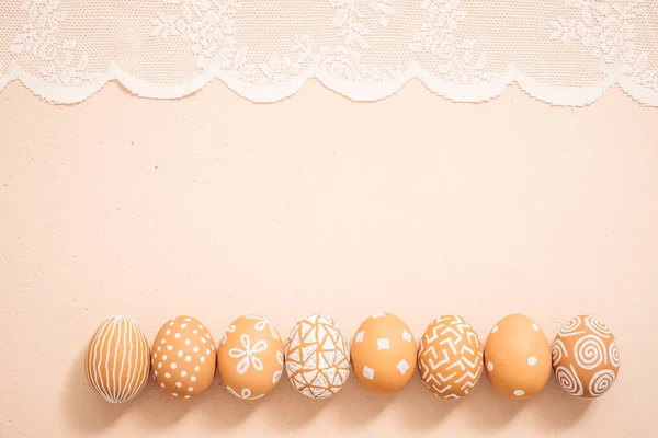 Paskalya yumurtaları elle boyanmış. Doku arkaplanı