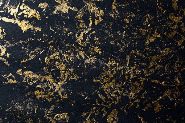 Pintura de oro abstracta sobre papel texturizado negro — Foto de Stock