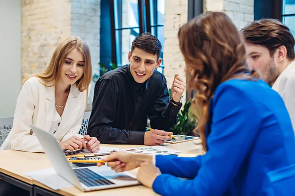 İş kadını meslektaşlarına dizüstü bilgisayarda gösteriyor