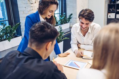 İş adamları tabletteki büyüme grafiğine bakıyorlar