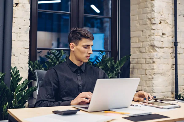 İşadamı dizüstü bilgisayarda çalışıyor ve tablet kullanıyor