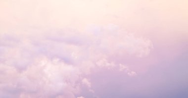 Renkli parlak bulutlu gün batımı gökyüzü soyut doku arkaplanı