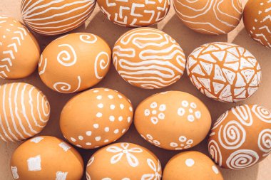 Paskalya yumurtalarına yakın çekim. Basit eko-çılgın doku arkaplanı