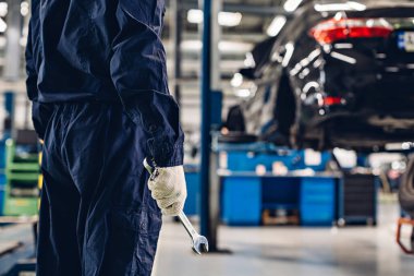 Otomobil tamirhanesi. Tamirci işte.