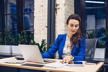 İşadamı dizüstü bilgisayarda çalışıyor ve tablet kullanıyor