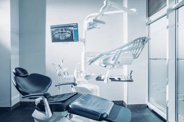 Fogorvosi rendelő fogorvosi székkel, számítógépes és fogorvosi szerszámokkal — Stock Fotó