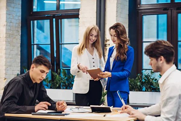 İş kadınları ve işadamları ofiste çalışıyor