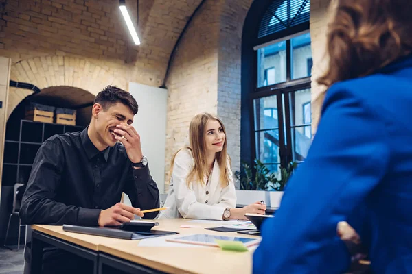 İş adamları masada tartışıyor