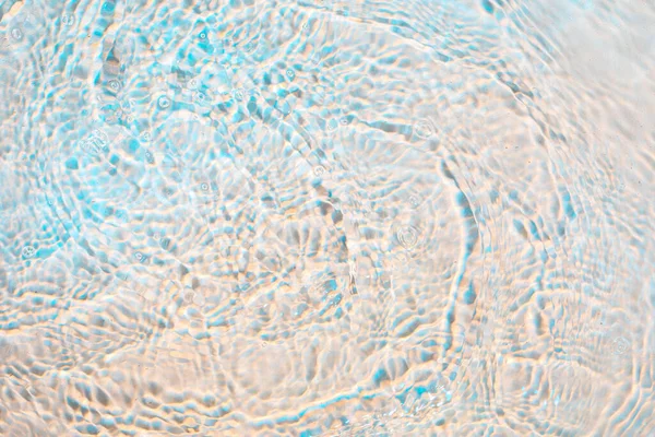 Gökkuşağı renklerine sahip ışık dalgalı soyut dalgalı su dokusu arkaplanı