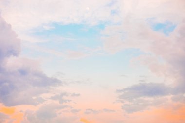 Hafif ve yumuşak pastel. Renkli akşam gökyüzü.