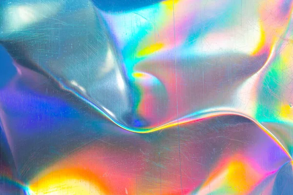 Gökkuşağı ışığındaki bükülmüş metal desen