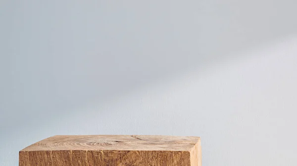 Beyaz arka planda gölgeli ahşap küp podyum