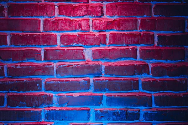 赤と青のネオンライトのレンガの壁のテクスチャの背景 — ストック写真