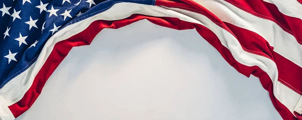 Bandeira dos EUA com espaço de cópia na textura de concreto cinza claro — Fotografia de Stock