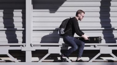 Seyahat çekleri bavul otobüs durağında