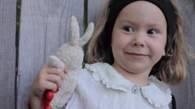 Bunny ve kırmızı boncuklar ile küçük kız Komik suratlar teşkil etmektedir.