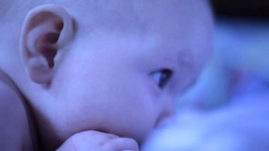 Yalan ve yiyecek arayan küçük bebek