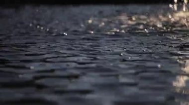 Rezervuar damla parlak güneş altında su akar