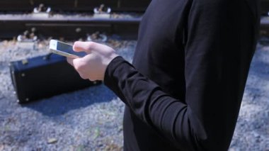 Adam bir mesaj tren istasyonu yazarak